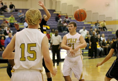 Image: Zain Byers(21) passes to teammate Cody Boyd(15) down low as Italy’s post players play keep away from the Cats.