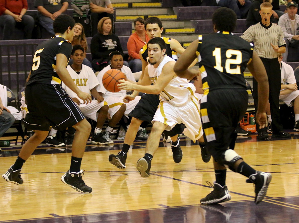 Image: Italy’s Tyler Anderson(11) draws the Itasca defense and then makes a pass to a teammate.