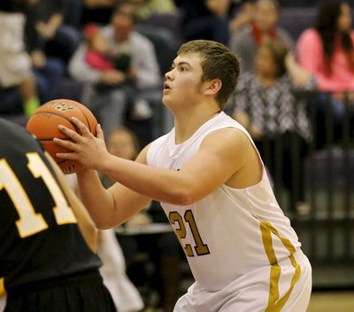 Image: Zain Byers(21) goes 3-out of-5 from the line including a technical foul shot that deflected off a drooping wire and fell back thru. Now that’s skillage!