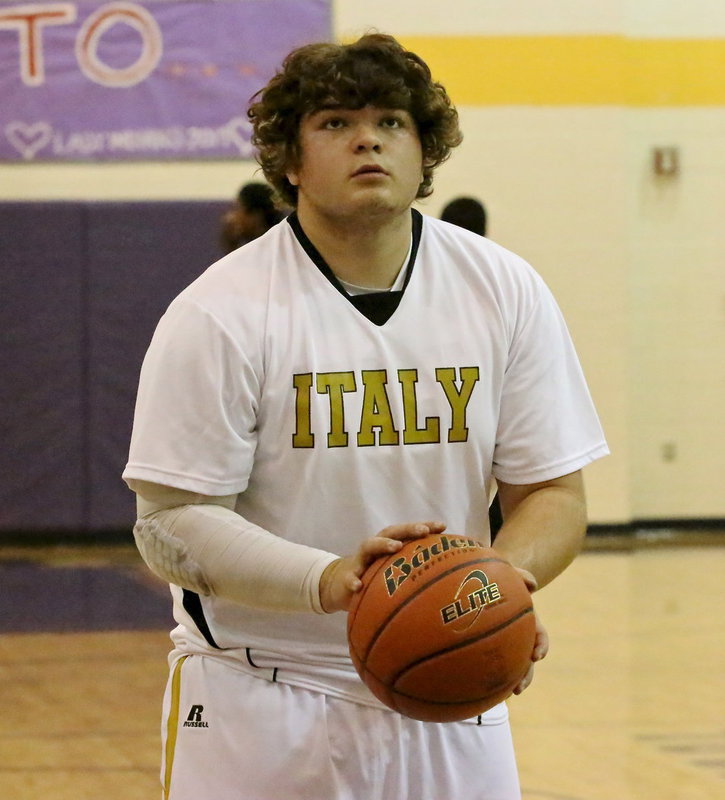 Image: Senior Kevin “Big Agua” Roldan(33) practices a free-shot before the seeding showdown between Italy and Itasca.