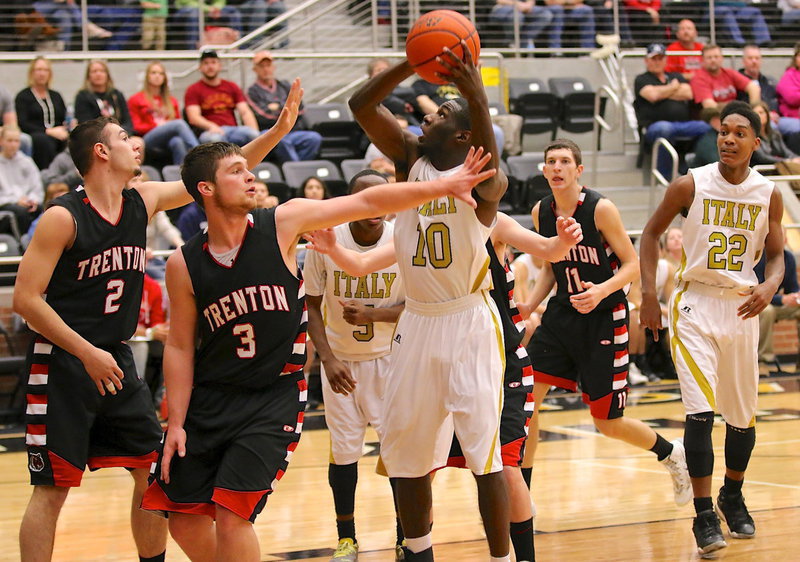 Image: TaMarcus Sheppard(10) eludes defenders and scores from under the basket.