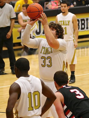 Image: Kevin Roldan(33) makes two shots from the foul line for Italy in the fourth-period.
