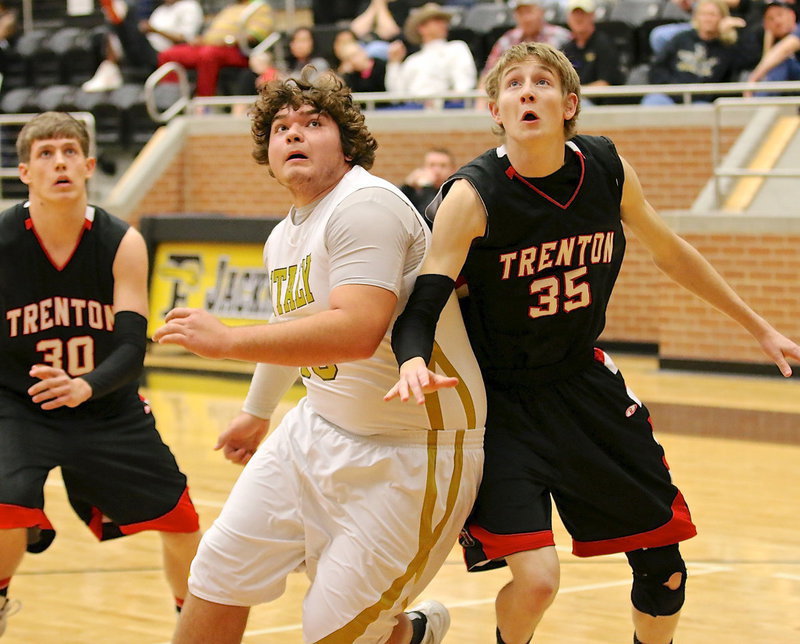 Image: Italy’s Kevin Roldan(33) battles for a rebound.