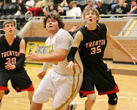 Image: Italy’s Kevin Roldan(33) battles for a rebound.