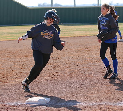 Image: Lady Gladiator Kelsey Nelson turns the corner and then heads home for an Italy run.