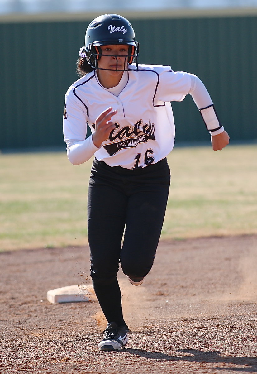 Image: Italy’s April Lusk(16) covers ground between second and third.