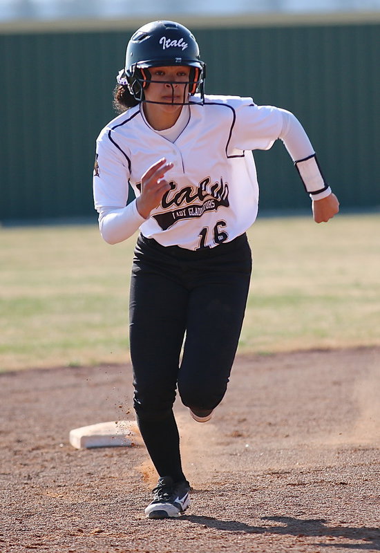 Image: Italy’s April Lusk(16) covers ground between second and third.