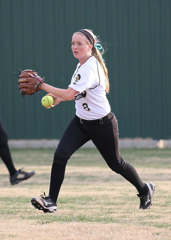 Image: Hannah Washington(8) hurries the ball toward the infield.
