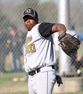 Image: Freshman Kenneth Norwood, Jr.(20), gets ready for Italy’s Blooming Grove Tournament finale game against Rice.
