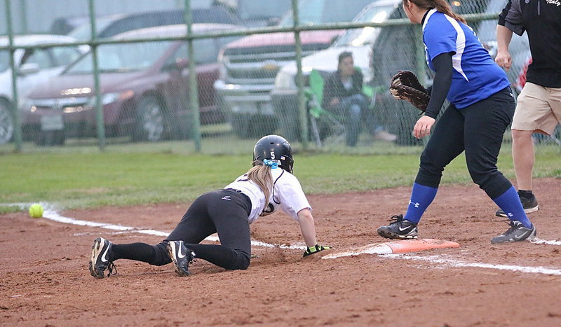 Image: Italy’s Tara Wallis(5) takes advantage of an opportunity.