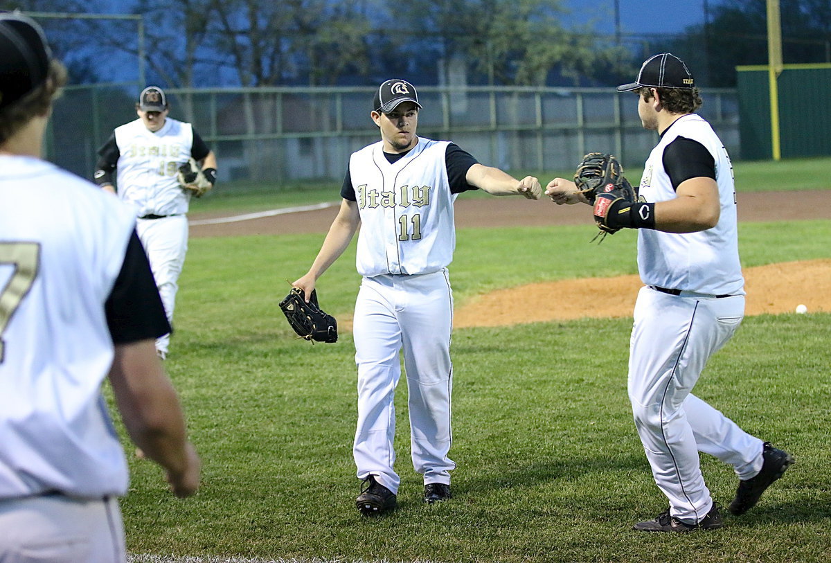 Image: Tyler Anderson(11) gets plenty of support from first-baseman Kevin Roldan(16) and the rest of his teammates with Anderson hanging in there against the Bulldogs.
