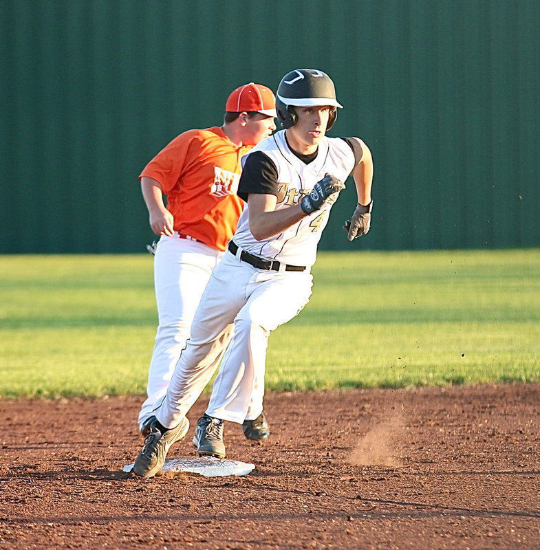 Image: Ryan Connor(4) hurries to third-base.