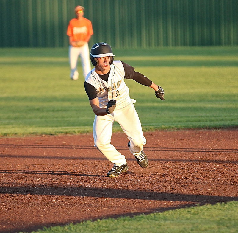 Image: Italy sophomore Levi McBride(1) seizes the opportunity to head for third-base.