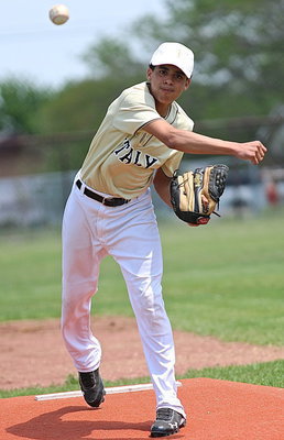 Image: Tylan Wallace helps lead his squad to a win over Itasca.