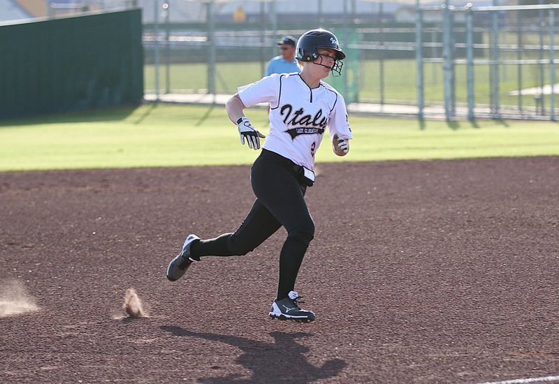 Image: Madison Washington(2) hurries home for Italy.