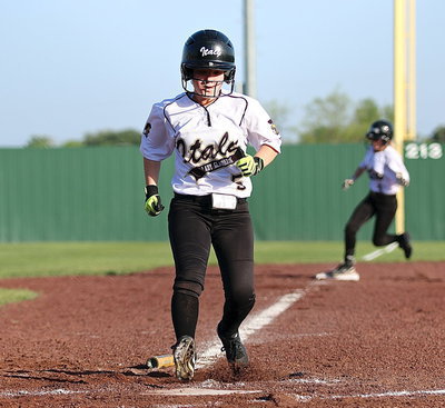 Image: Tara Wallis(5) scores followed by Britney Chambers(4) thanks to a big hit from teammate Kelsey Neslon.