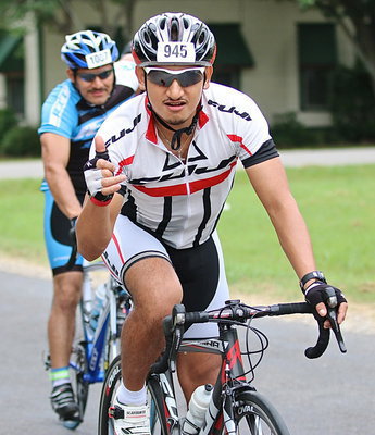 Image: This rider gives a thumbs up for Tour d’Italia in Italy!
