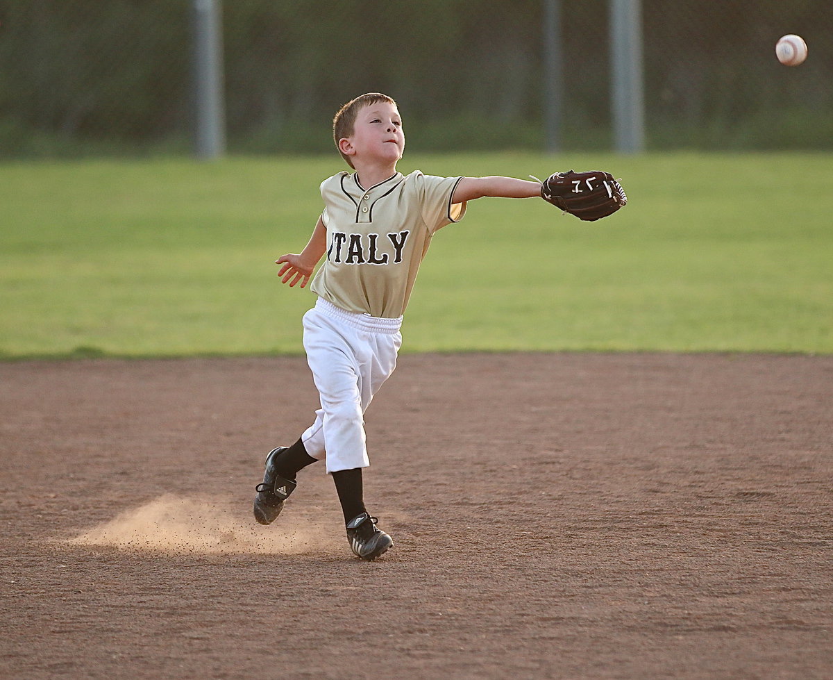 Image: Italy’s Bryson Sigler(4) reaches out for a pop fly hit to short.