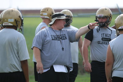 Image: Lineman coach Brandon Gansky talks shop with Tyler Vencill and his offensive lineman.