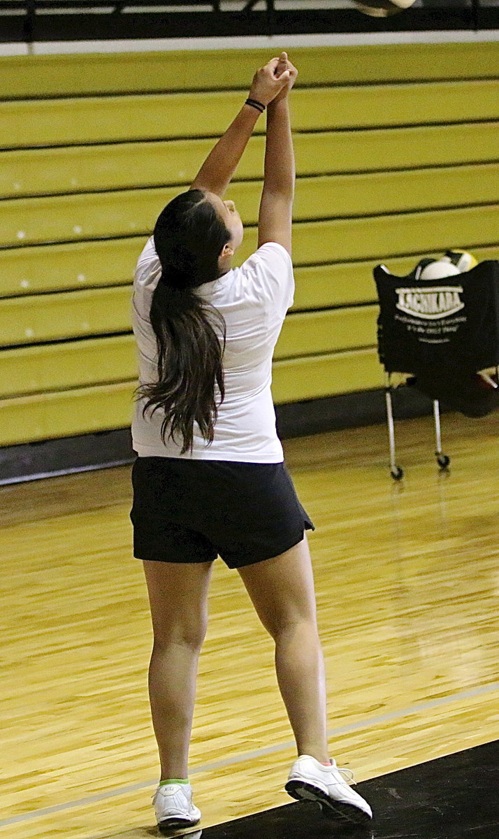 Image: Noeli Garcia does an over-the-shoulder return.