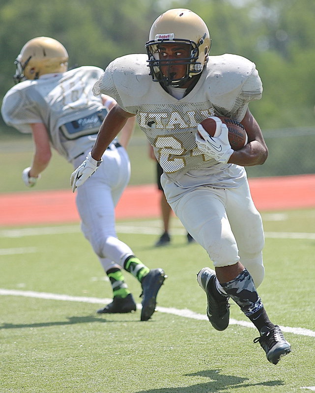Image: Gladiator Clayton Miller(6) hands off to Jaray Anderson(24) who looks to gain some yards for Italy.