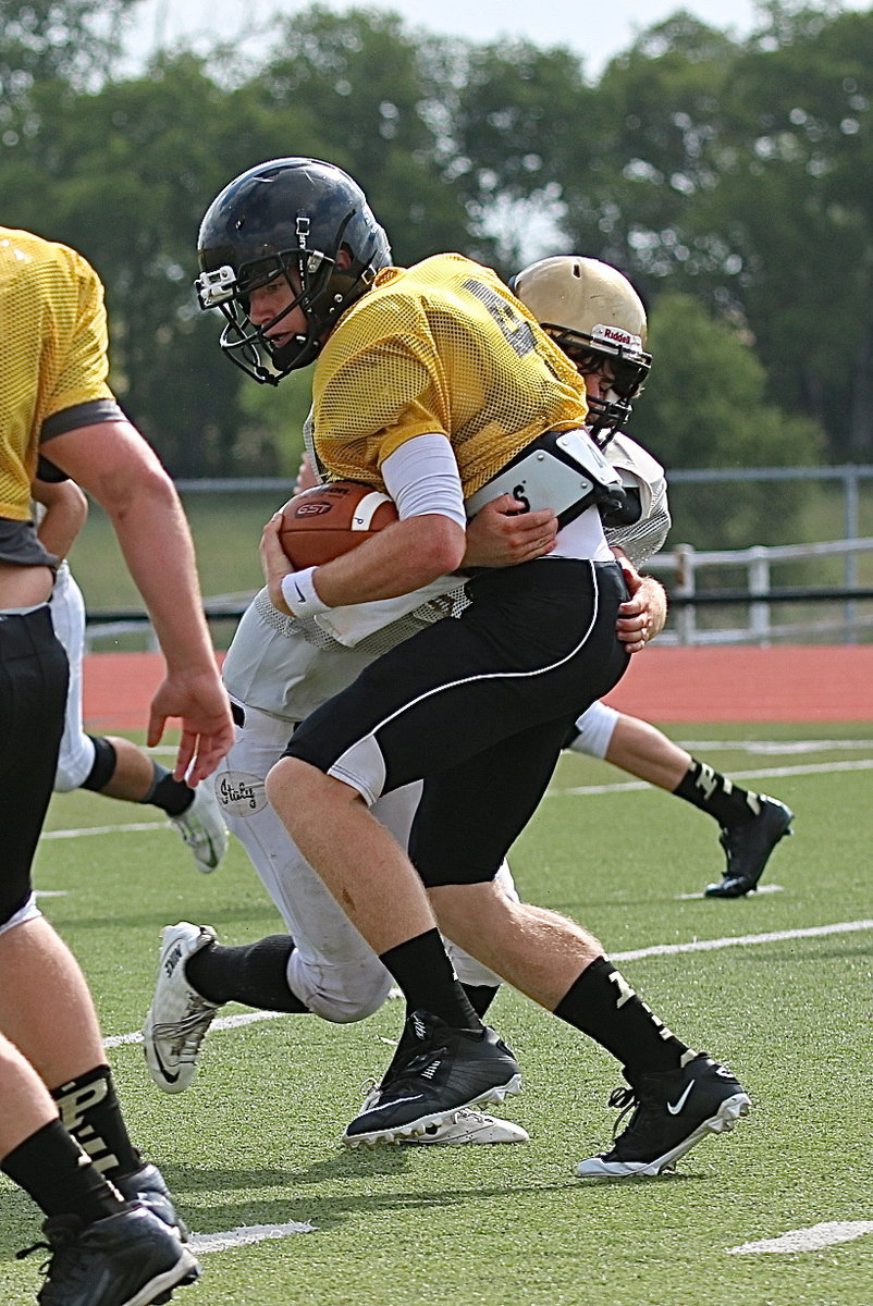 Image: Italy’s Inside linebacker Kyle Fortenberry(50) closes in on Palmer QB Ty MItchell.