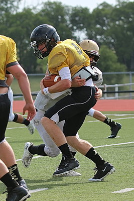 Image: Italy’s Inside linebacker Kyle Fortenberry(50) closes in on Palmer QB Ty MItchell.