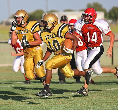Image: Italy’s Jaray Anderson(10) lifts off on his way to 6-points.