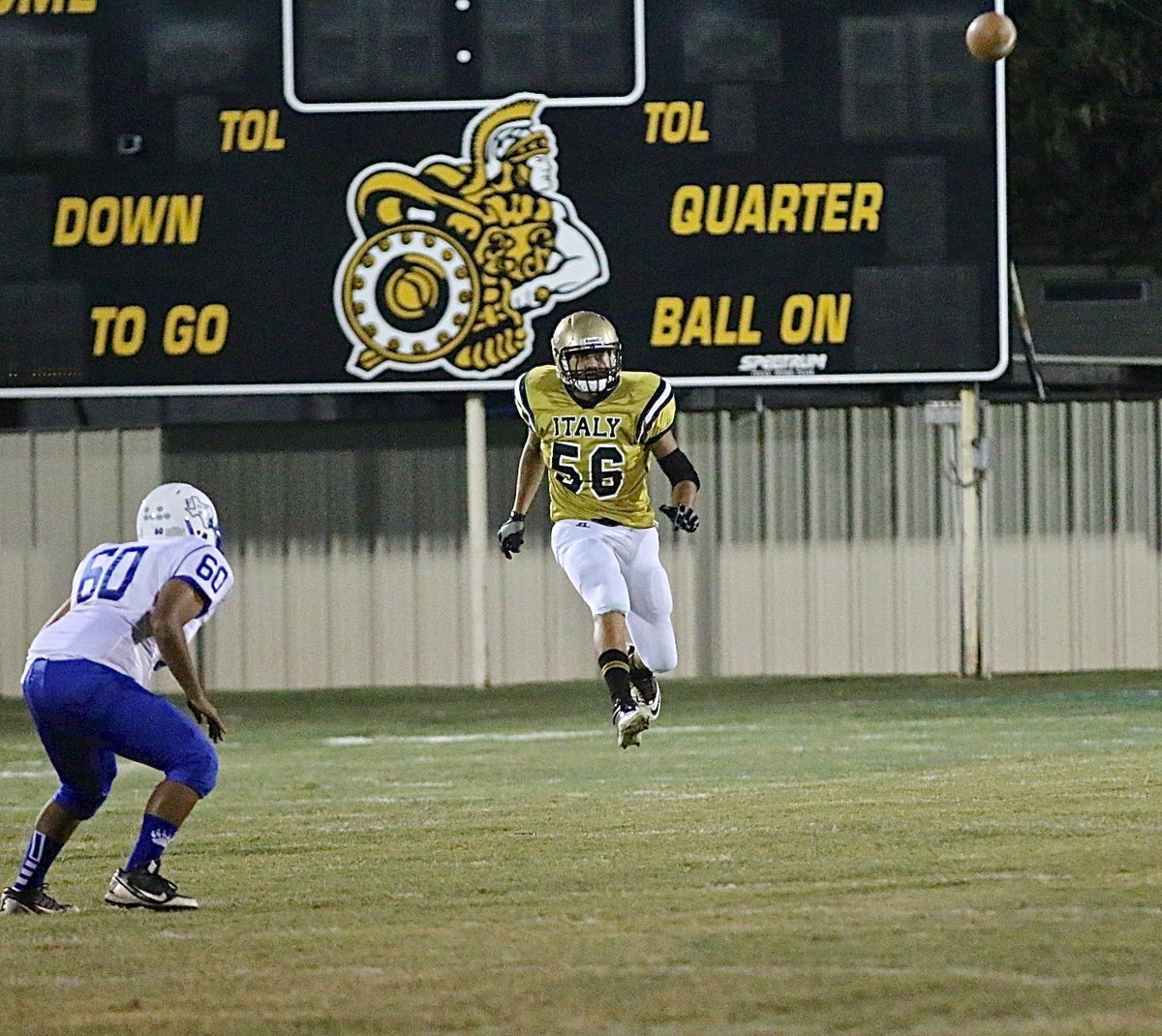 Image: Gladiator David De La Hoya(56) kicks off to Frost.