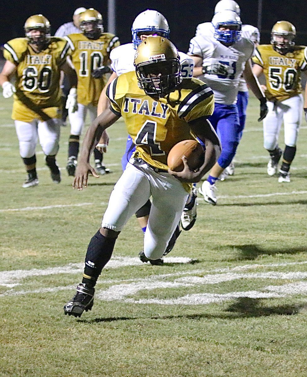 Image: Kendrick Norwood(4) tries to put 6-points on the scoreboard for Italy.