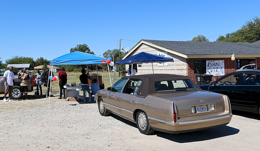 Image: Customers gather outside Dynamic Kut’z in Italy to celebrate Customer Appreciation Day.