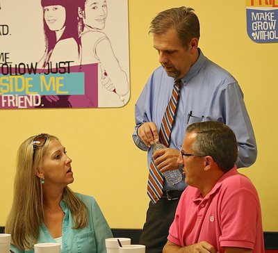 Image: Danny Gentry catches up with Kyle and Kristi Holley.