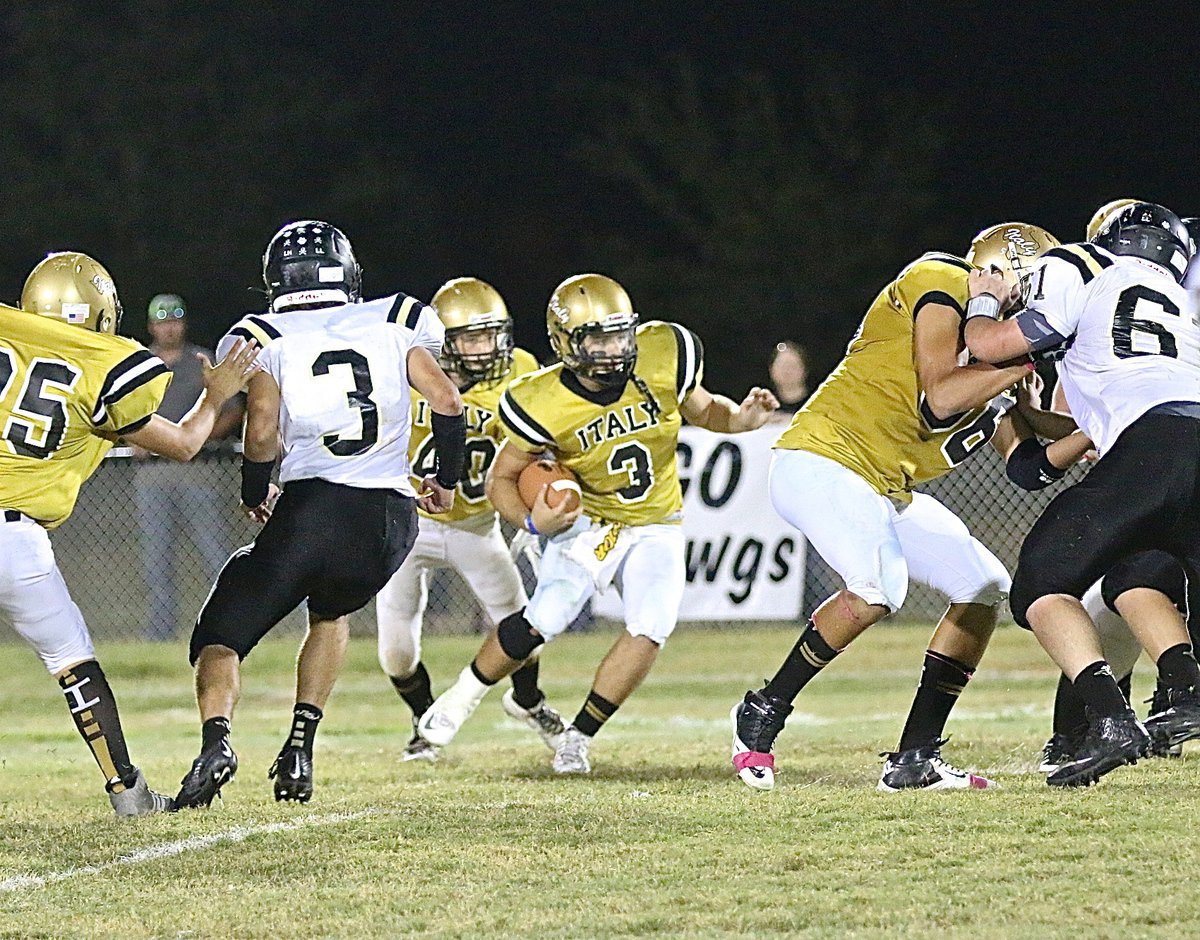 Image: Italy’s Hunter Merimon(3) looks for running room with David De La Hoya(56) controlling his block.