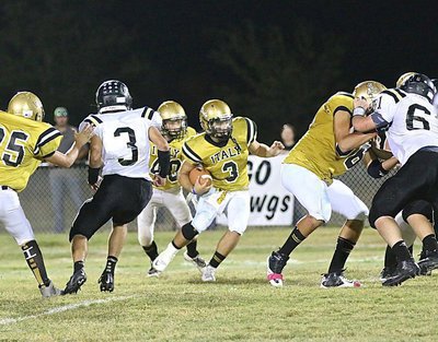 Image: Italy’s Hunter Merimon(3) looks for running room with David De La Hoya(56) controlling his block.