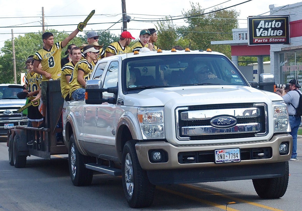 Image: Joe Celis(8) and the Gladiators are ready for their homecoming matchup against Dawson, right after this parade and pep-rally.
