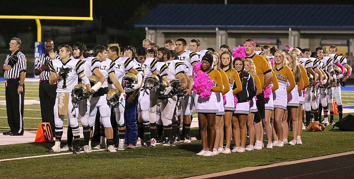 Image: Italy’s players, cheerleaders and coaches prepare for battle against Chilton.
