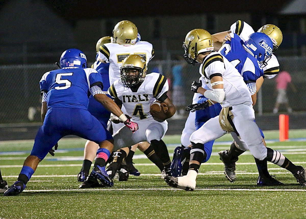 Image: Kendrick Norwood(4) slips between nice point-of-attack blocks executed by teammates Clay Riddle(77) and Ausin Pittmon(65). Levi McBride(1) tries to reach the Chilton backer.