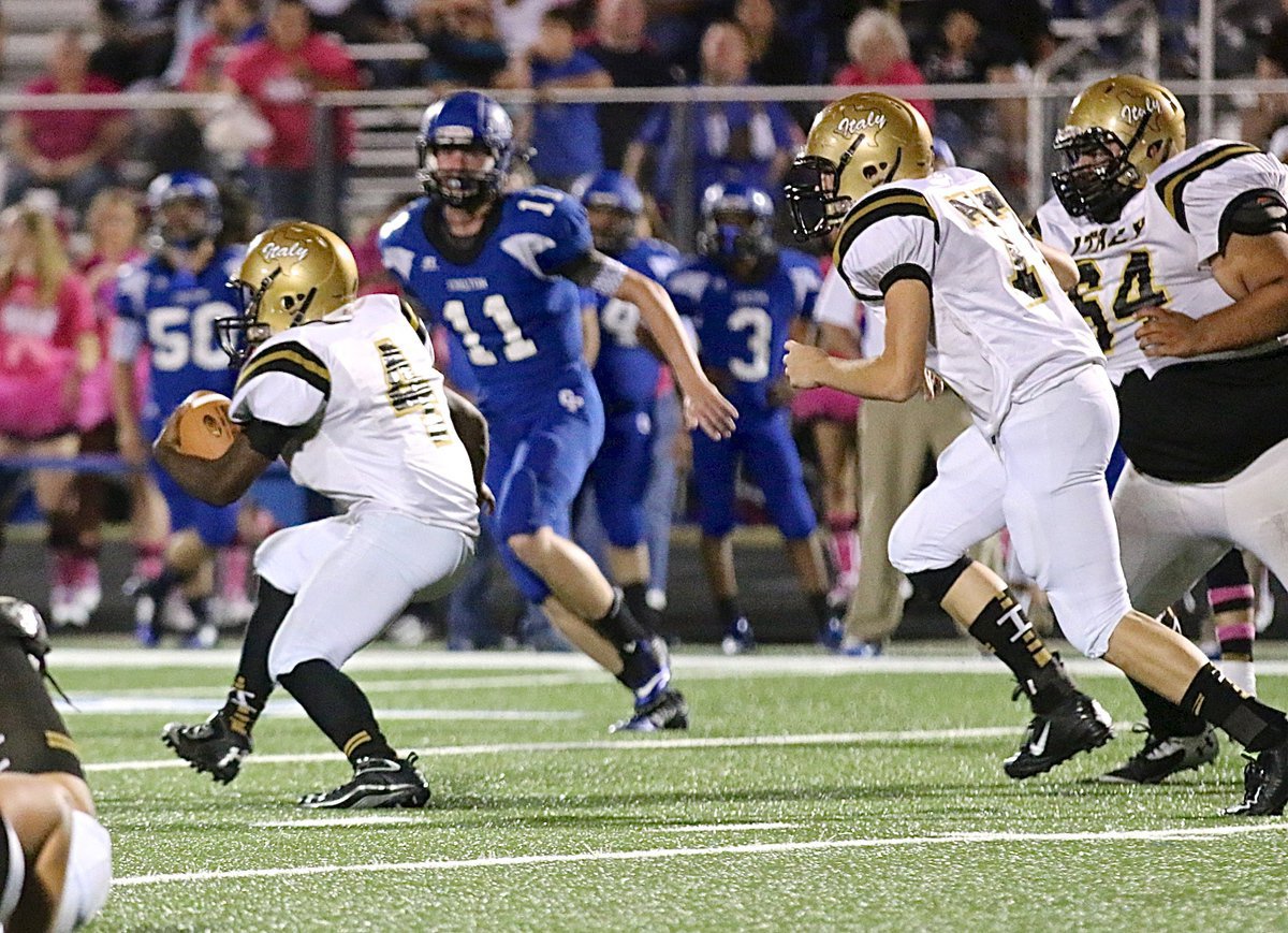 Image: Clay Riddle(77) and Ty Fernandez(64) helps teammate Kendrick Norwood(4) finds some space to maneuver.