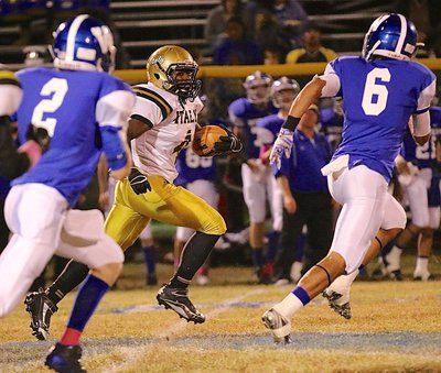 Image: Freshman running back Kendrick Norwood(4) breaks into the clear for Italy.