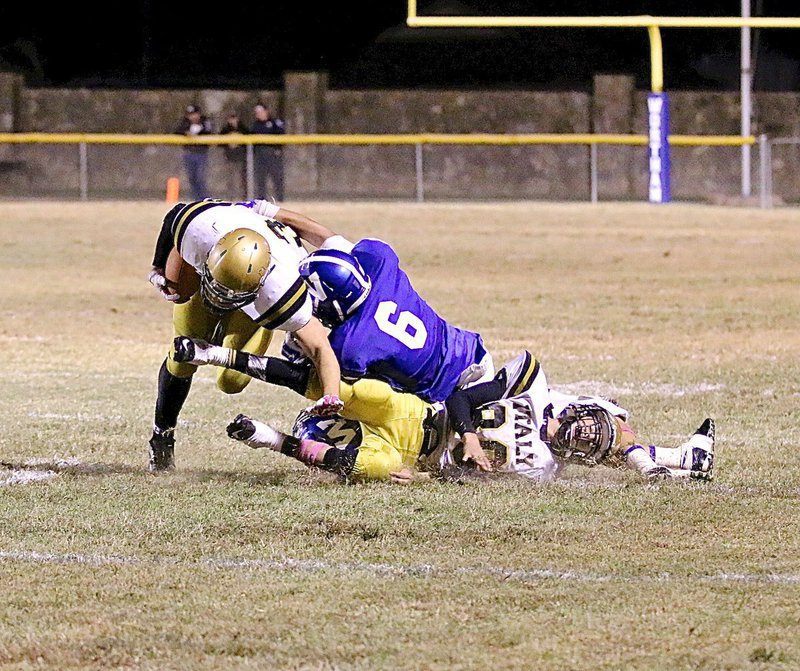 Image: Italy’s Jack Hernandez(80) tries to keep a pair of Wortham tacklers away from teammate Hunter Merimon(3) who was on the move with the ball.