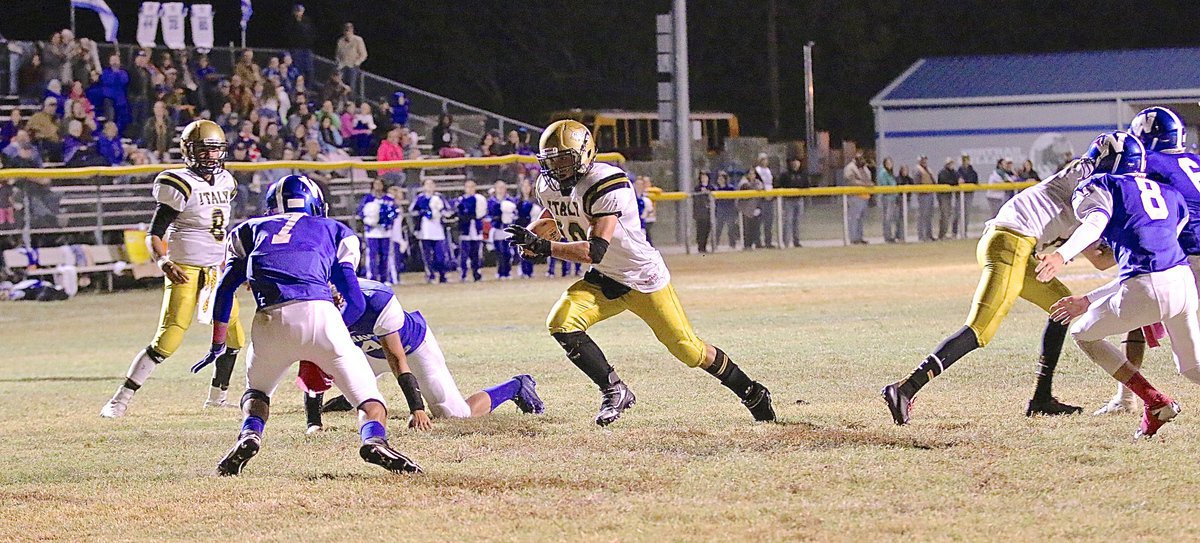 Image: Italy’s Coby Jeffords(10) takes the handoff from Joe Celis(8), gets a block from Clayton Miller(6) and then looks for the endzone.