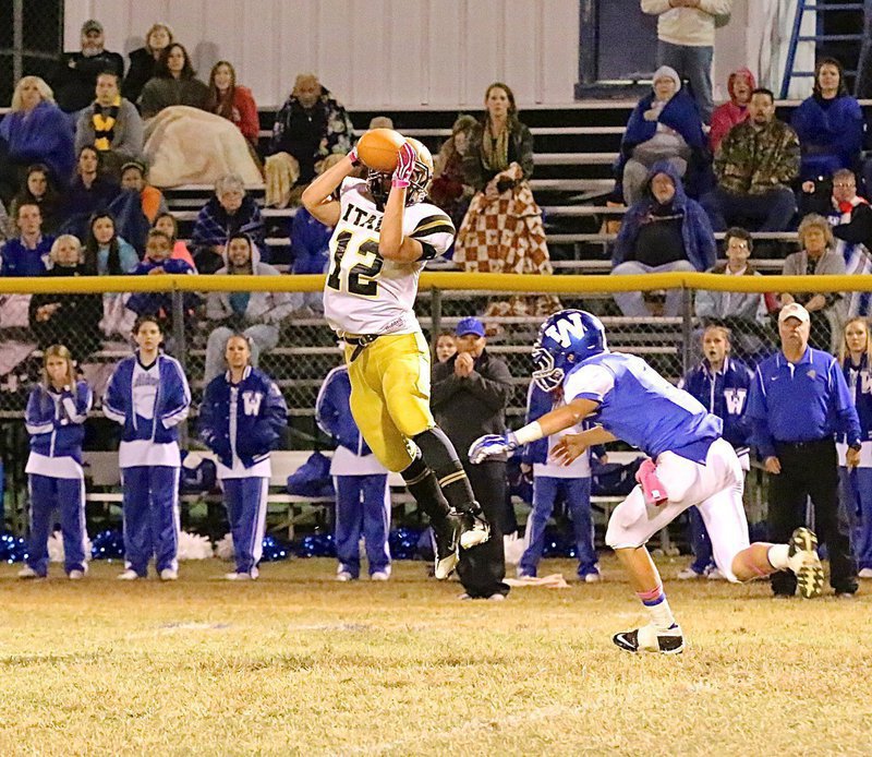 Image: Italy’s Kyle Tindol(12) hangs on to a pass from teammate Joe Celis.