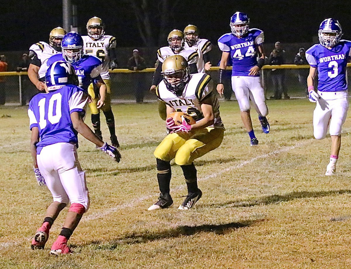 Image: Got it! The pass from Joe Celis is caught by receiver Kyle Tindol(12) for a crucial 2-point conversion, 14-7 Italy.