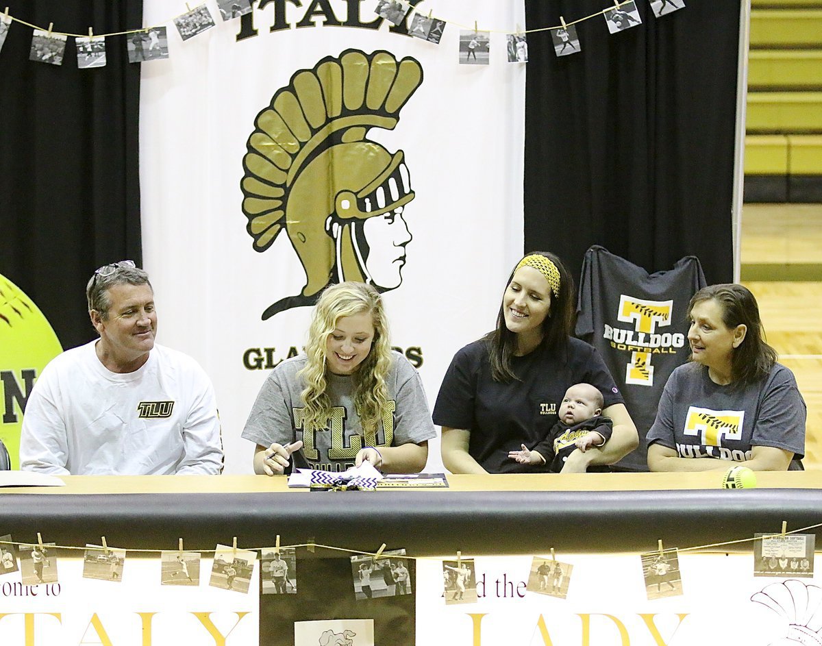 Image: Renn is like, “it’s my turn to sign?!”