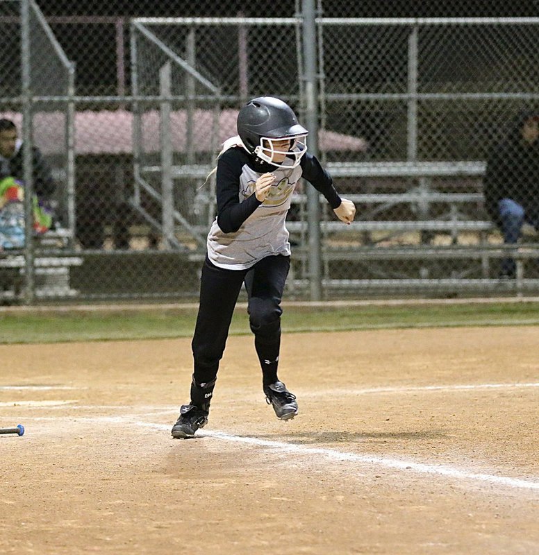 Image: Britney Chambers hits an RBI single to give Italy a 3-1 lead in the top of the third-inning.