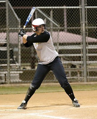 Image: Italy’s Madison Washington sees a pitch she likes.