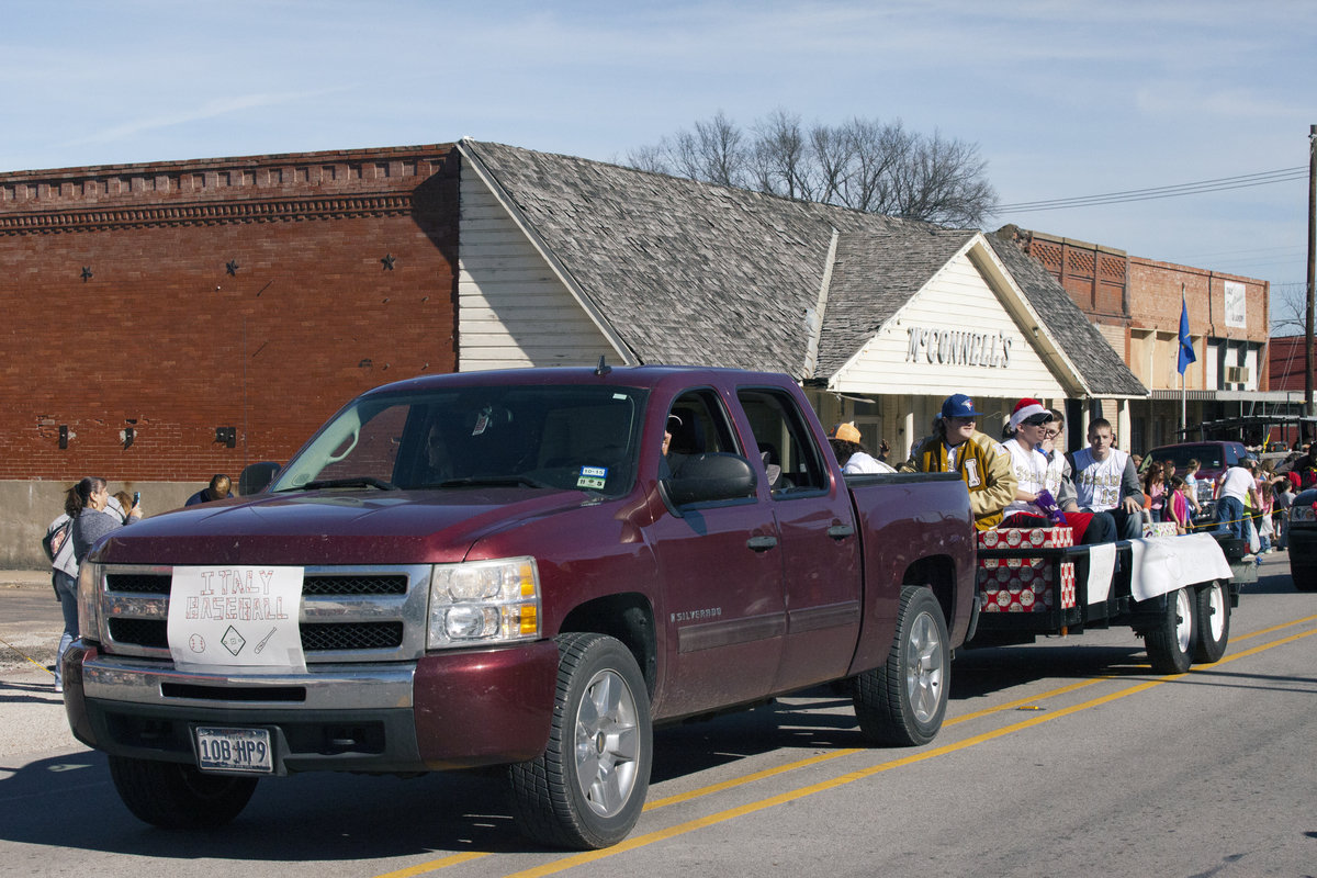 Image: Here come the Italy Baseball players who are ready to apply their snow sliding skills for sliding into home.