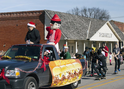 Image: Pizza Inn’s original pizza-tossing, moustache-wearing mascot, JoJo, invite parade goers “inn” for some fresh-baked pizza on the buffet. Pizza Inn of Italy also offers delivery and carryout. Skateboarders hungry for pizza are not far behind.