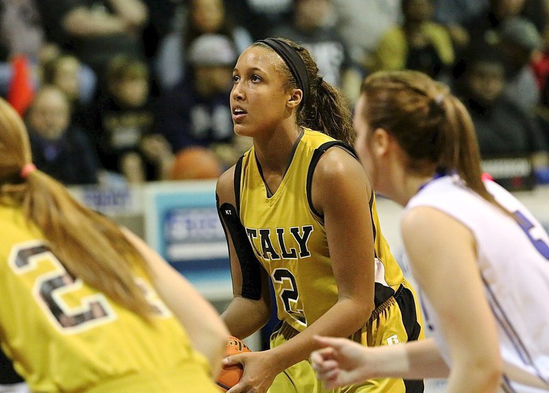 Image: Emmy Cunningham(2) gets to the free throw line early for Italy.