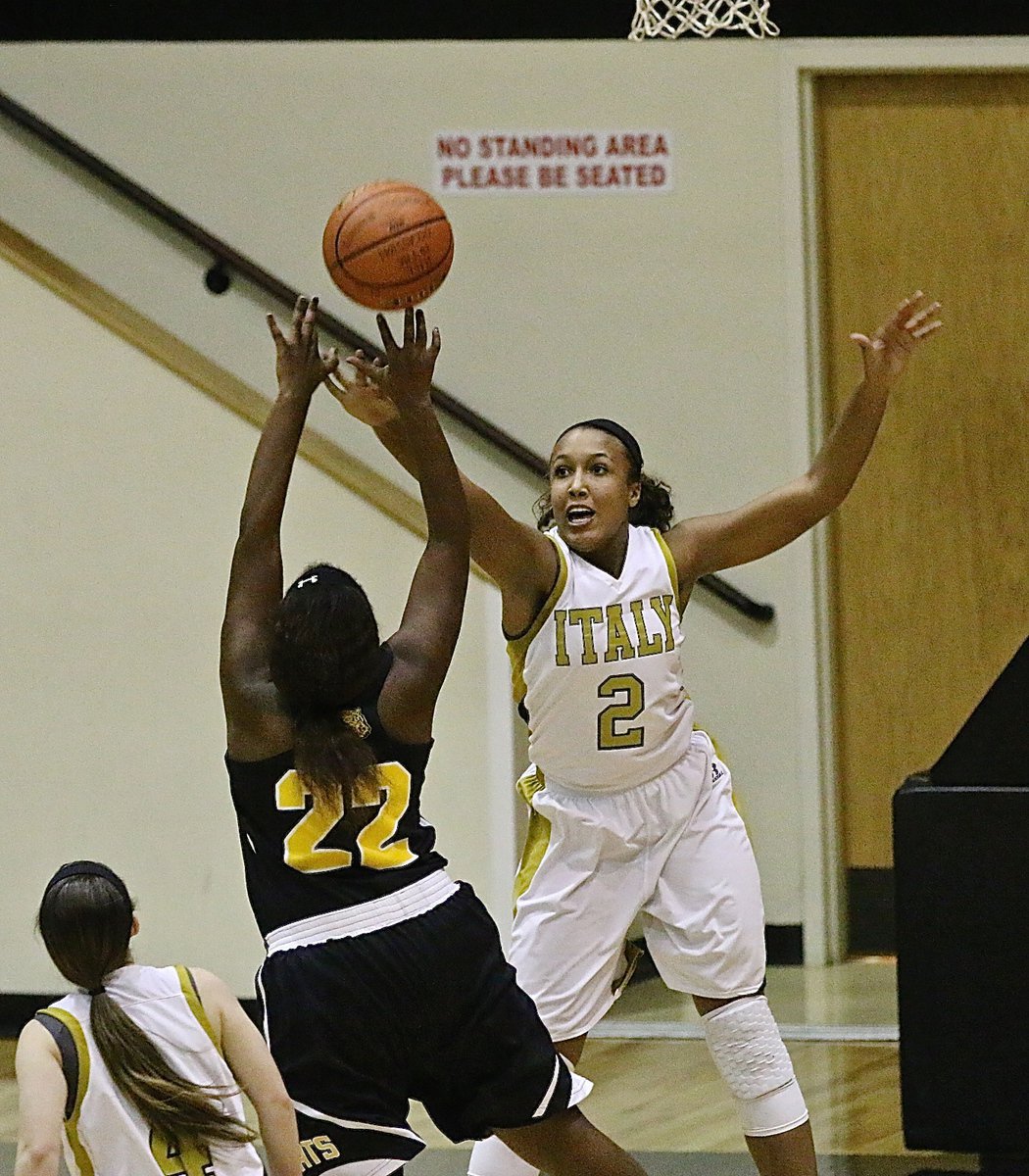 Image: Lady Gladiator Emmy Cunningham(2) challenges a Lady Wampus Cat shooter.